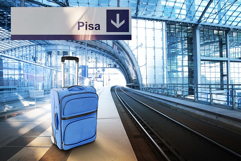Binari stazione con indicazione Pisa