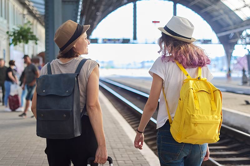 Ragazze ai binari della stazione Piazza Principe di Genova