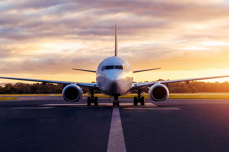 Aereo su pista di atterraggio aeroporto Linate