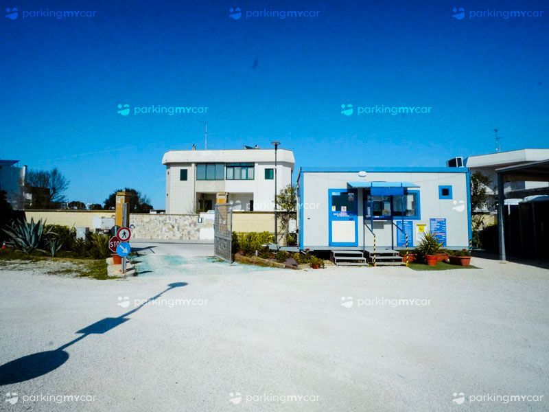 Quick Porto Bari Low Cost Ingresso vista da interno Quick Porto Bari Low Cost