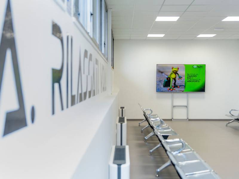 ParkingMyCar Aeroporto Bologna Parete di sala d'attesa ParkingMyCar Aeroporto Bologna